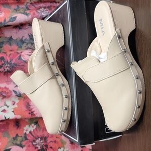 MIA clogs 8.5